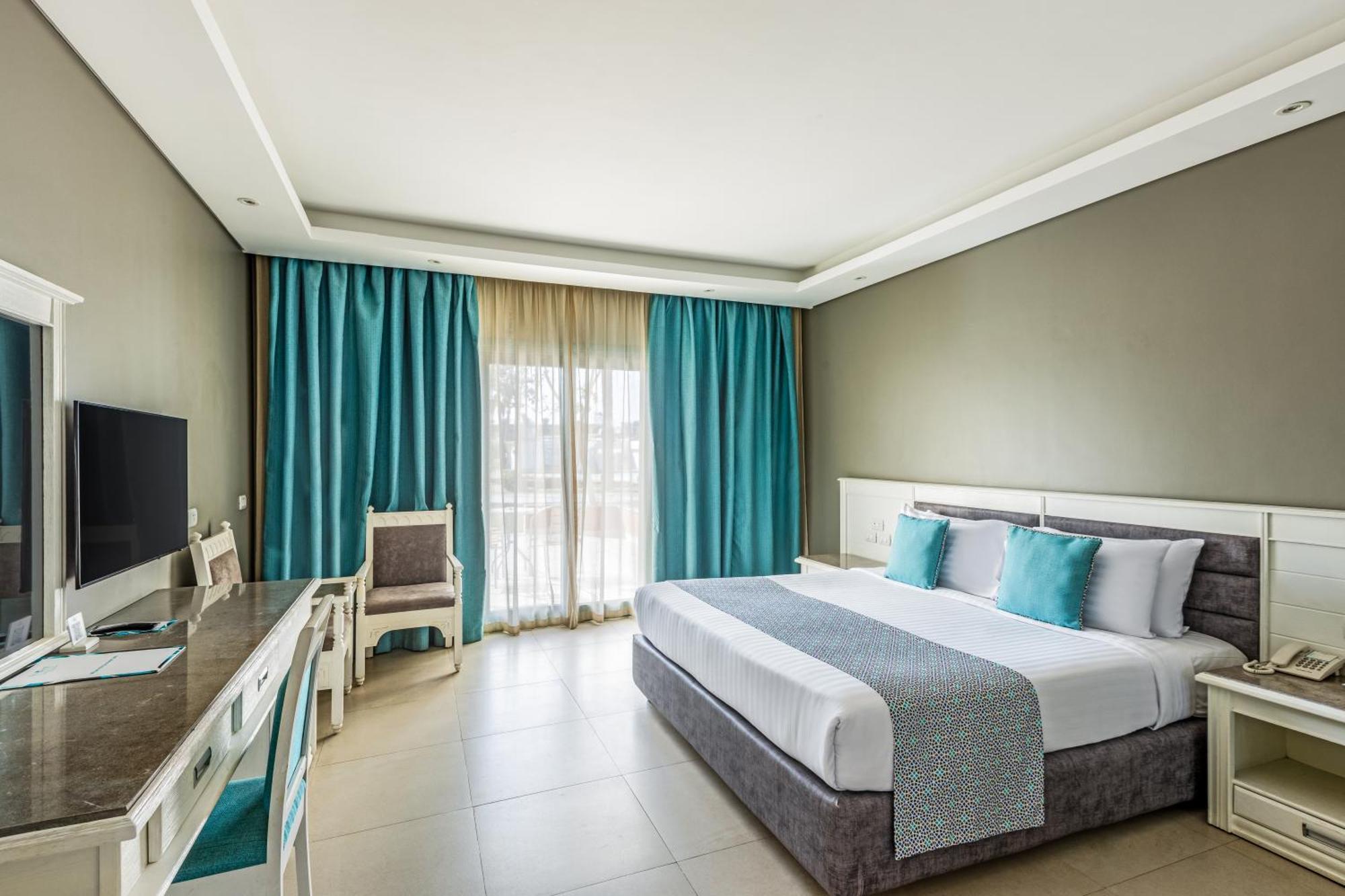 Sunrise Garden Beach Resort Hurghada Exterior photo A room at the hotel