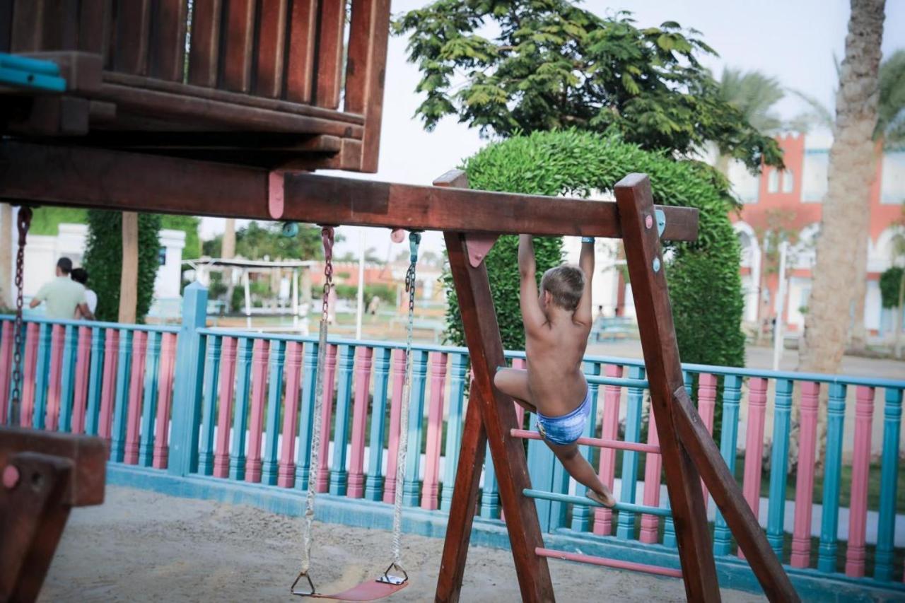 Sunrise Garden Beach Resort Hurghada Exterior photo A child playing on a jungle gym